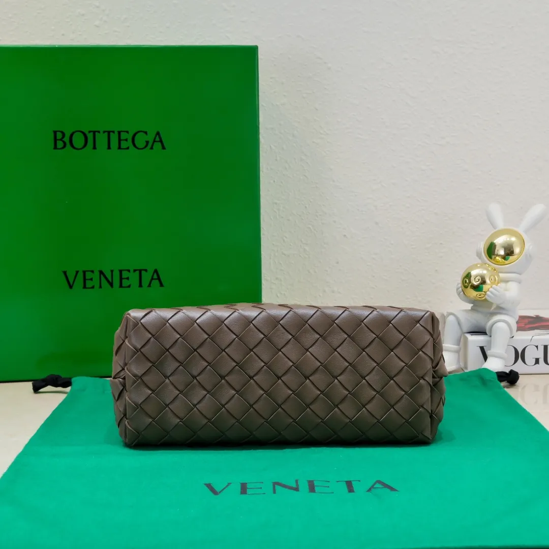 Batch 1960 BOTTEGA VENETA 2024 spring and summer new small ANDIAMO chain bag is also available! 🔥🔥I believe many friends have been waiting for a long time. The metallic chain adds a touch of sophistication to the original softness and elegance of Andiamo. The collision of classic craftsmanship and elegance creates a different kind of beauty. Style number: 6008 Size: 25*22*10.5cm